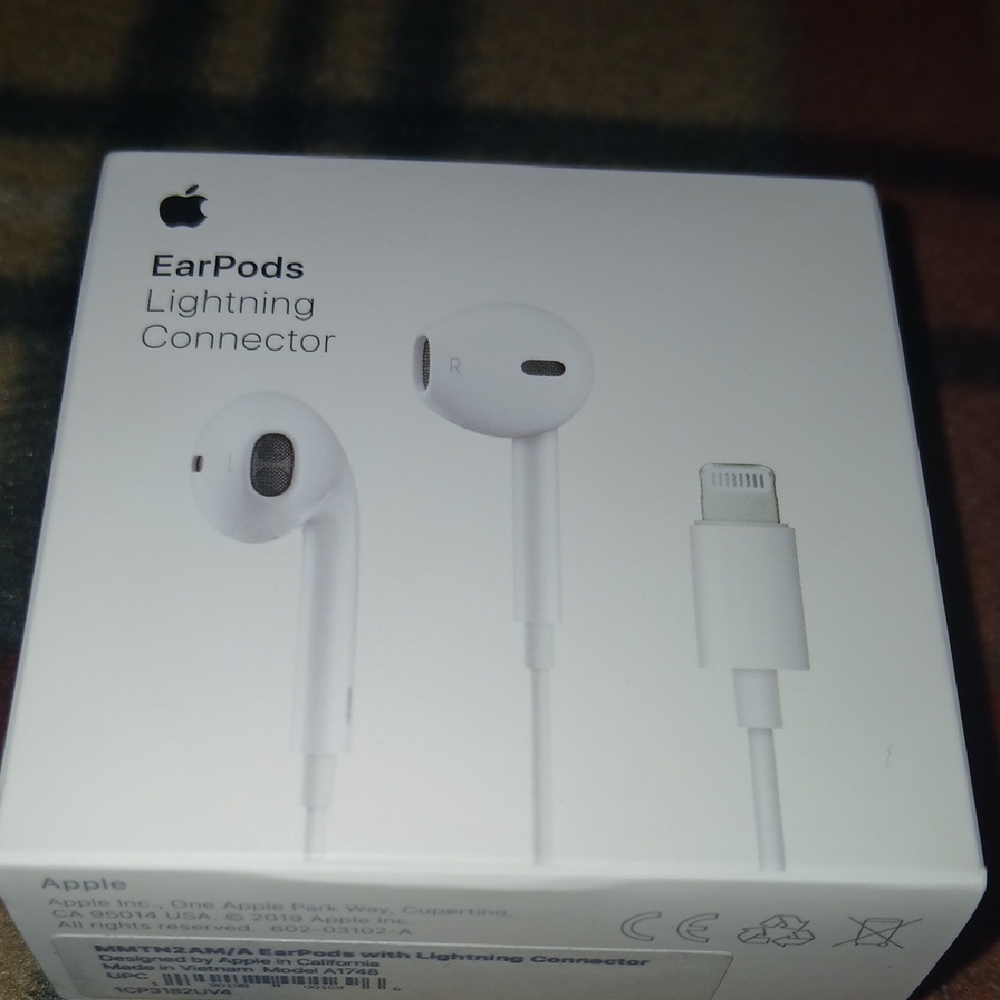 Apple EarPods with Lightning Connector - White